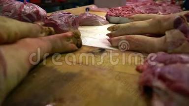 4K，特写生猪脚.. 传统的台湾美食在商铺市场中的融合